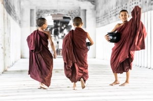 On the monks way - Myanmar 