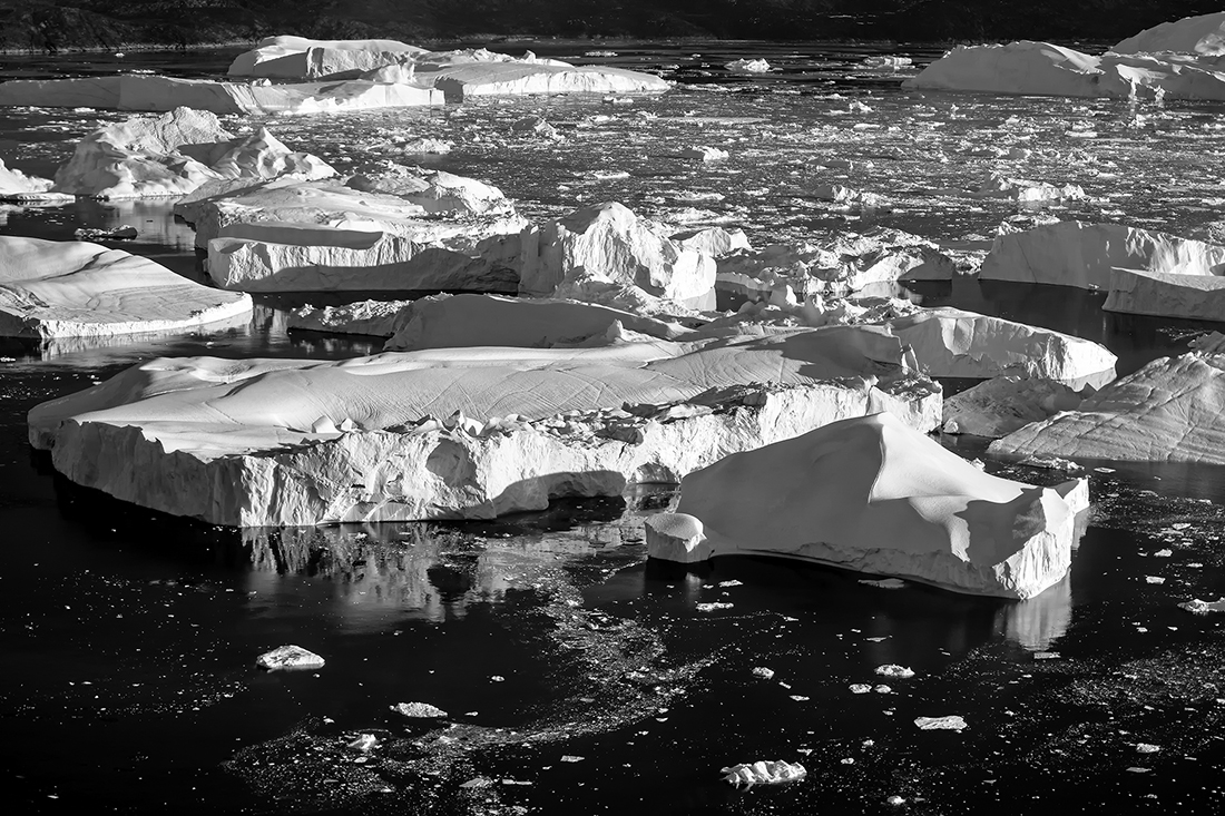 thumbnail Over the iceberg (black and white)